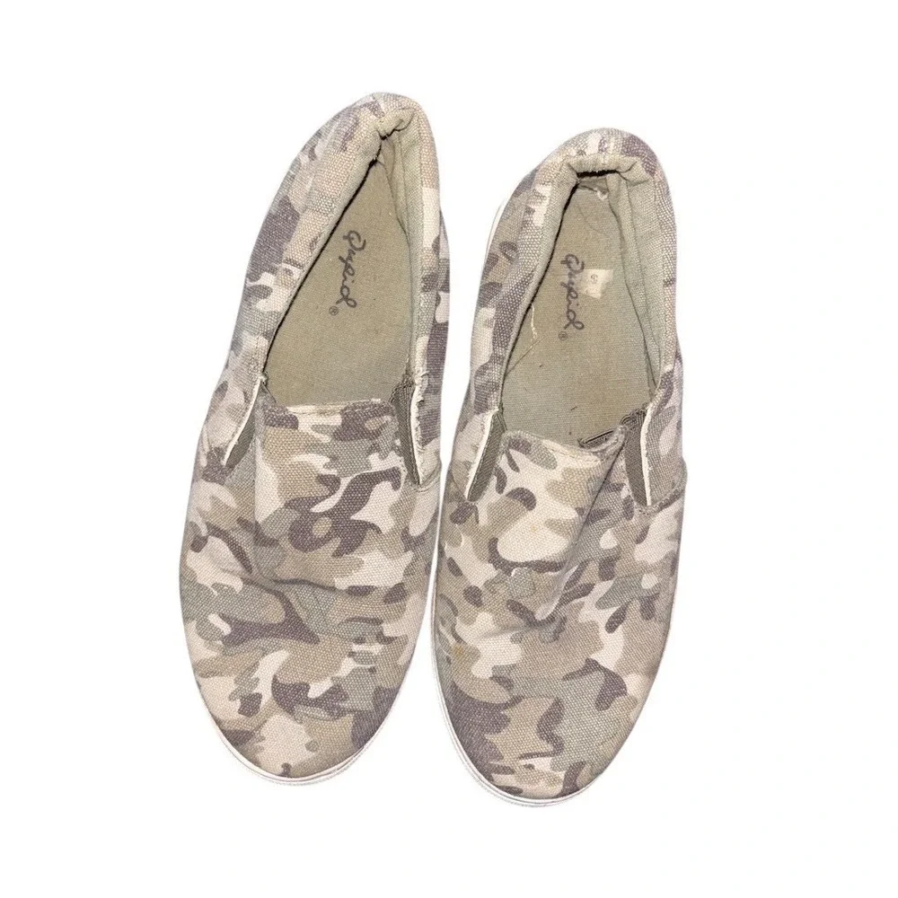 Qupid Gills Platform Slip-On Sneakers Womens Size 8 Green Camo wedge